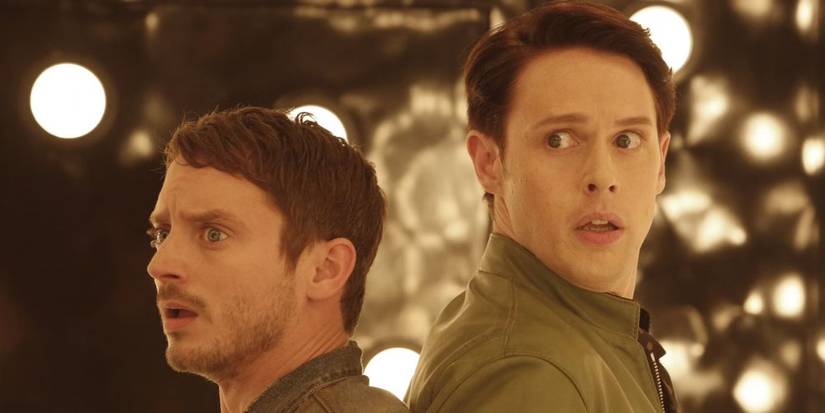 Elijah Wood (Kiri) sebagai Todd dan Samuel Barnett (kanan) sebagai Dirk Gently di Agen Detektif Holistik Dirk Gently.