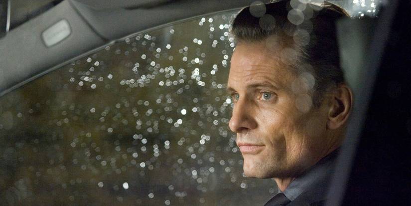 Viggo Mortensen sebagai Nikolai Luzhin melihat ke luar jendela di Eastern Promises