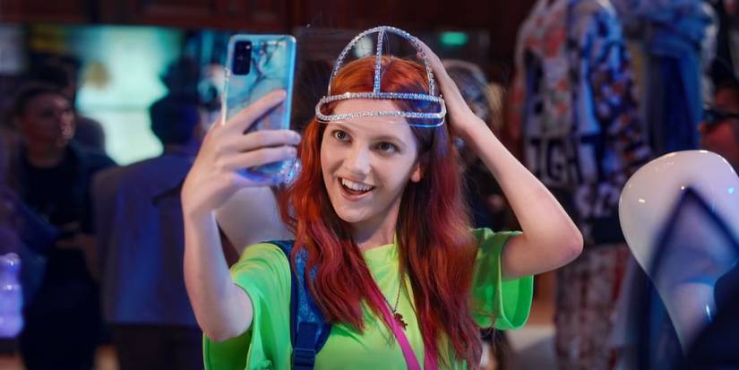 Emily Carey as Harriet Manners in Geek Girl