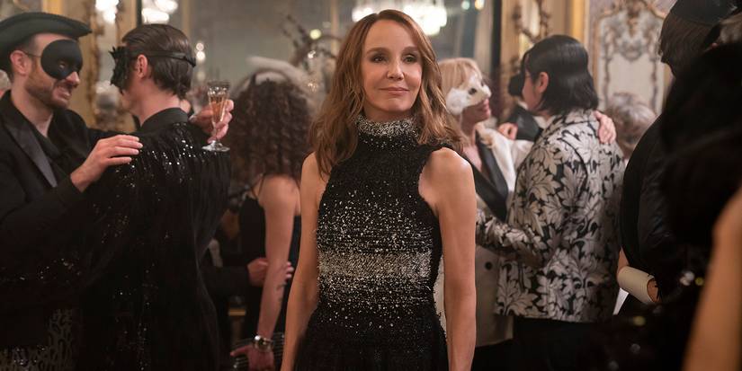 Sylvie di lantai dansa di sebuah pesta mengenakan gaun hitam berkilau di Emily di Paris