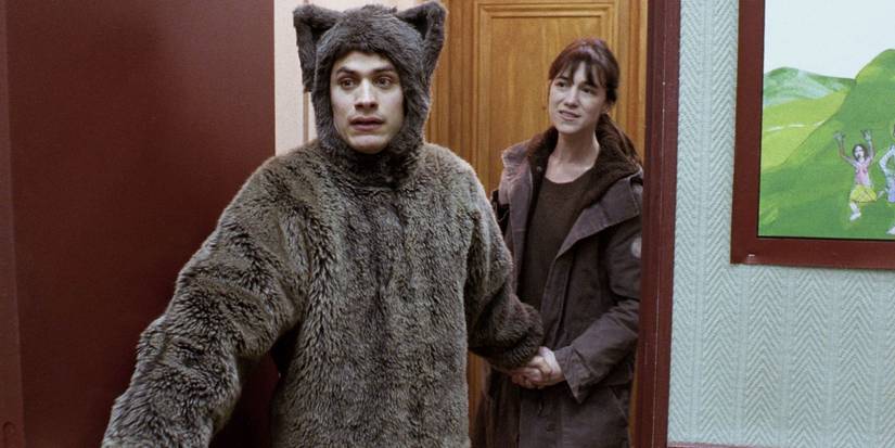Stéphane in a bear costume and Stephanie walking into a room in The Science of Sleep