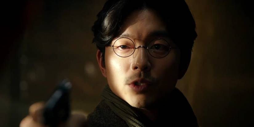 Gong Yoo, pointing a gun to someone, as Park Woo-jin in 'The Age of Shadows'