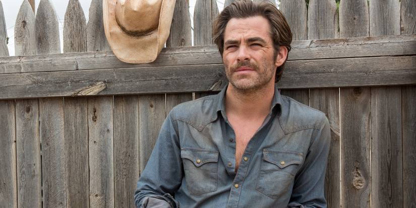 Chris Pine as Toby resting against a fence and looking ahead in Hell or High Water.