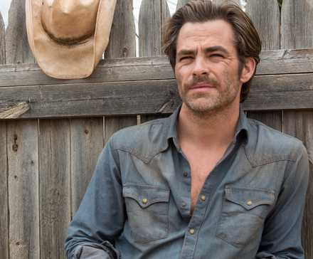 Chris Pine as Toby resting against a fence and looking ahead in Hell or High Water.