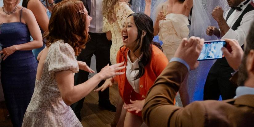 Stephanie Hsu mengenakan sweter oranye dan menari di 'Laid'.