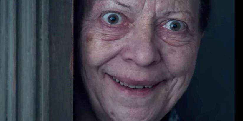 Uma mulher olha assustadoramente através de uma porta parcialmente aberta em Marianne.