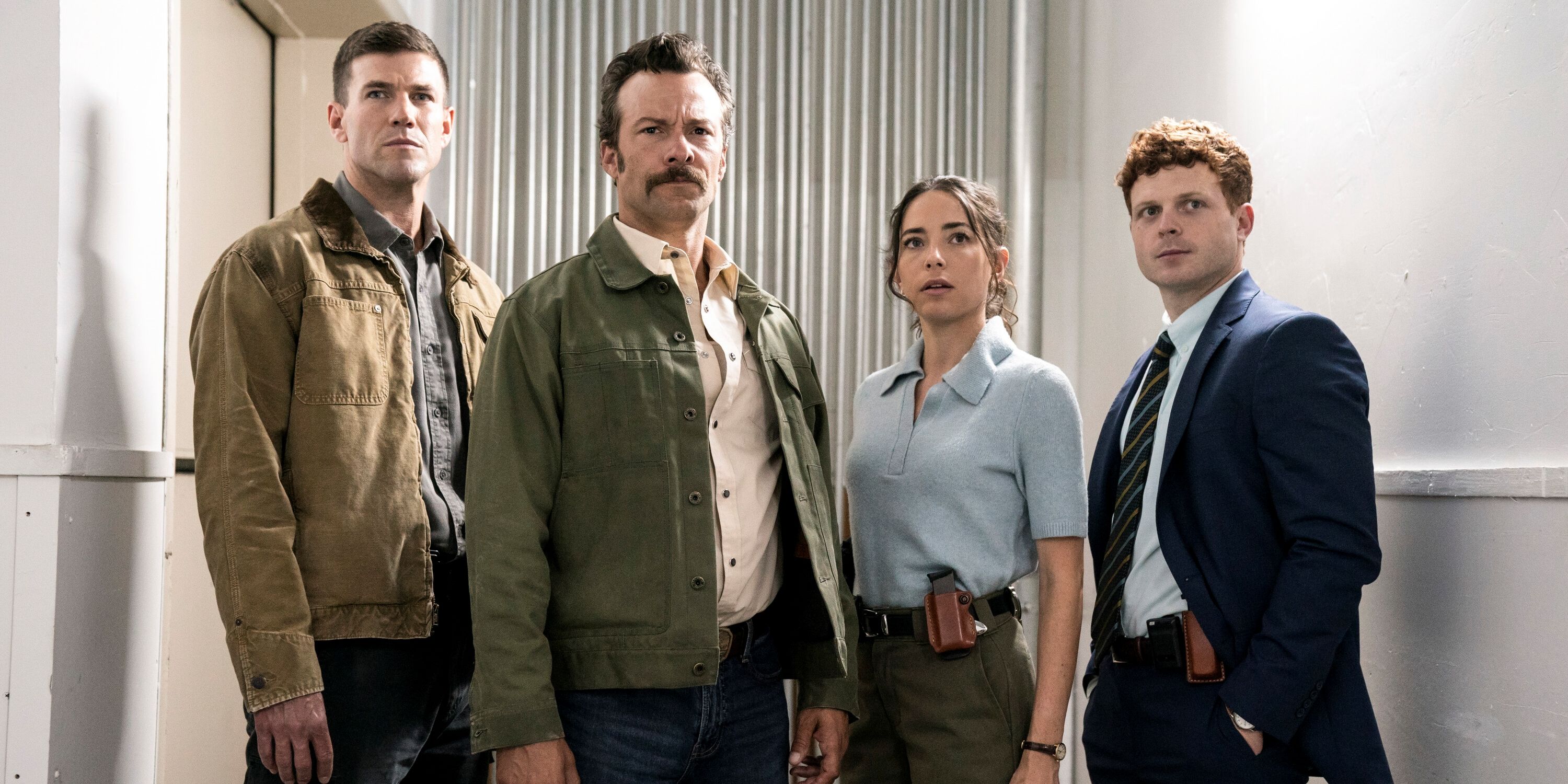 Austin Stowell junto a Kyle Schmidt, Mariel Molino y Caleb Foote en una foto promocional de CBS para NCIS: Origins 