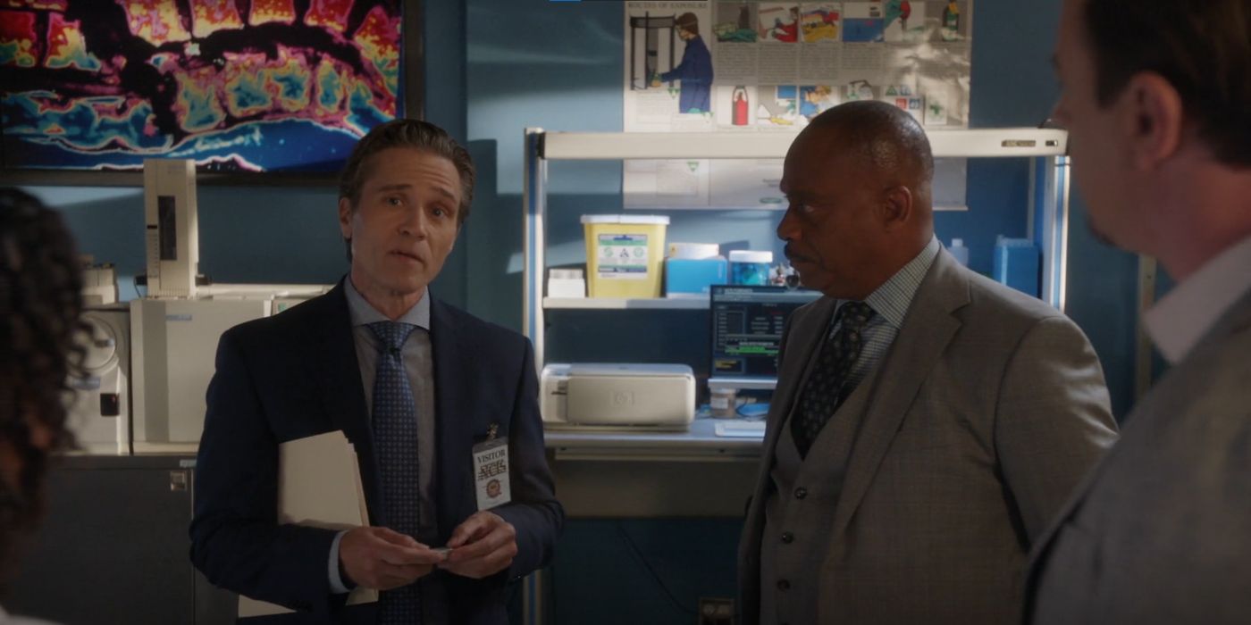 Gabriel LaRoche (Seamus Dever) and Leon Vance (Rocky Carroll) in the forensics lab in NCIS