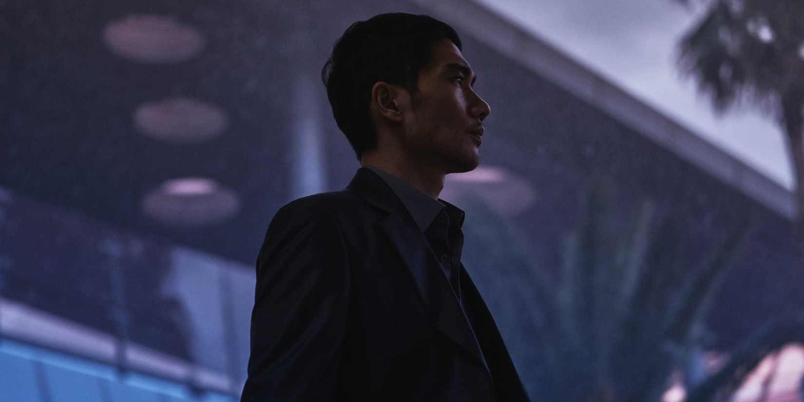 Uhm Tae-goo in a scene looking forwad in Night in Paradise 