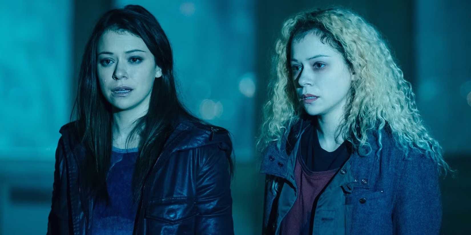 Tatiana Maslany en tant que Sarah et Helena ont l'air inquiets debout dans les bois la nuit en noir orphelin.