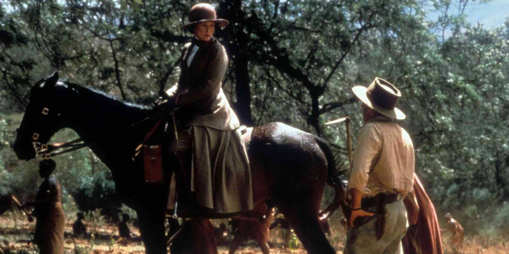 Meryl Streep on a horse talking to Robert Redford in 'Out of Africa'