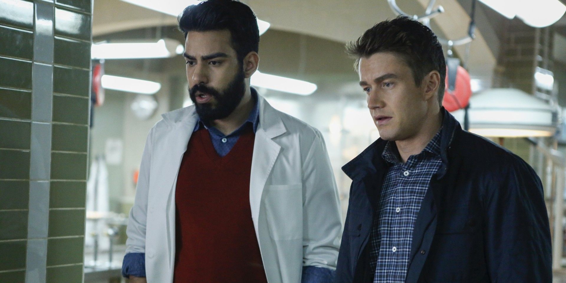 Ravi (Role Kohli) y Major (Robert Buckley) miran en estado de shock algo en la morgue.