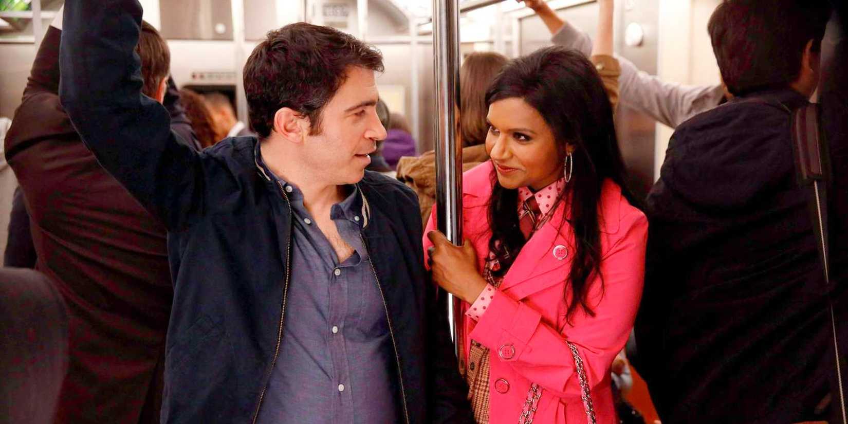 Danny dan Mindy di kereta bawah tanah bersama di The Mindy Project.