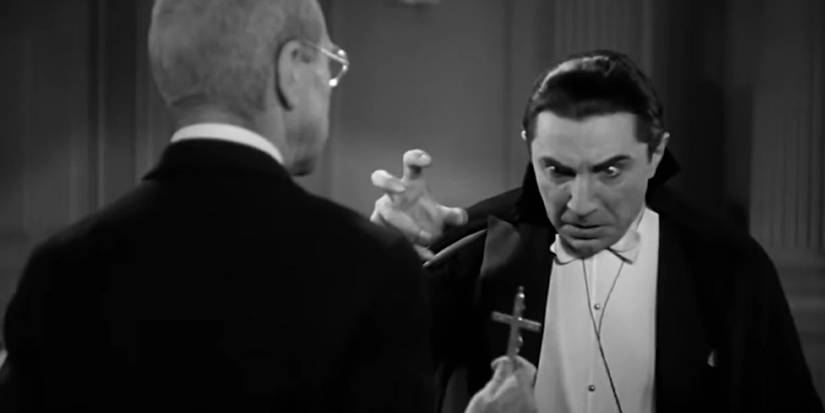 Abraham van Helsing (Edward van Sloan) mostra o conde Drácula (Bela Lugosi) a cruz em 'Drácula' (1931).