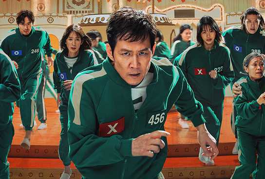 Lee Jung-jae leading a crowd in Squid Game 2