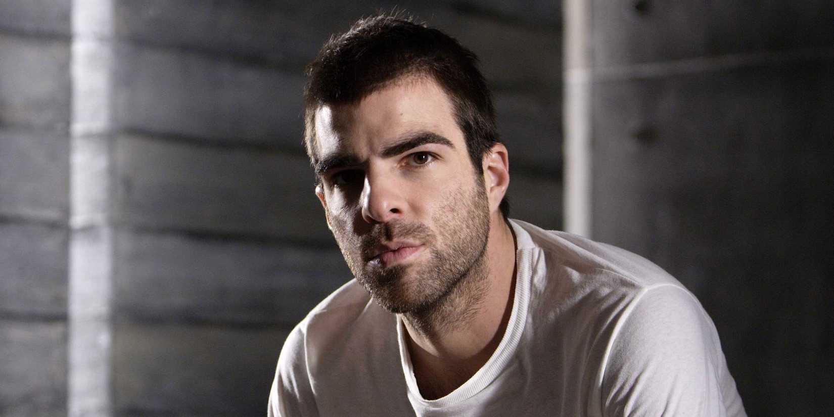 Zachary Quinto as Sylar leaning forward in a white t-shirt in Heroes