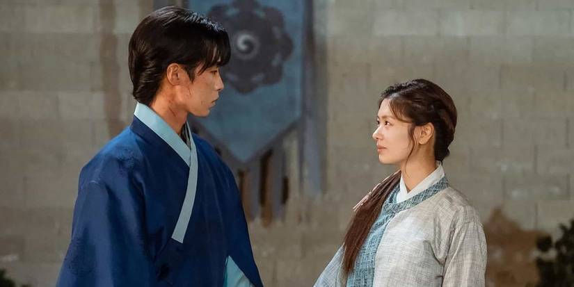 Lee Jae-wook & Jung So-min as Jang Uk and Mu-deok, holding hands and smiling at each other in Alchemy of Souls