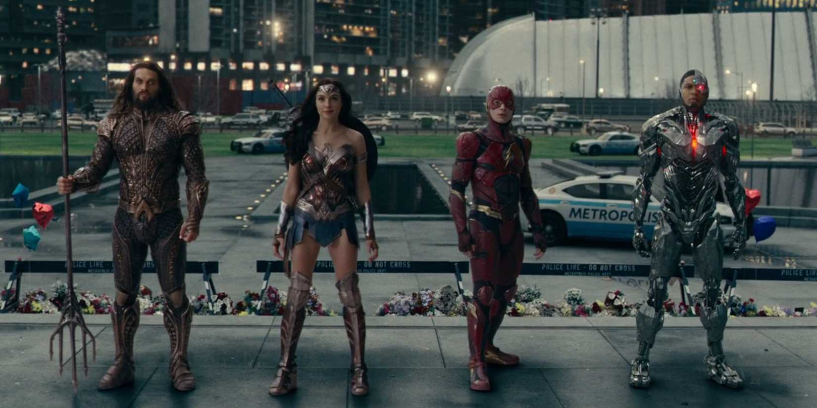 Aquaman, Wonder Woman, The Flash and Cyborg stand alongside each other in 'Justice League'.
