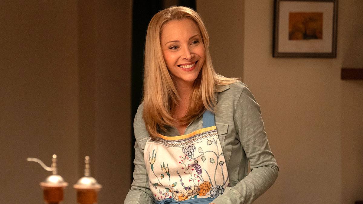 Netflix's New Dark Comedy Shows a Completely Different Side of Lisa Kudrow