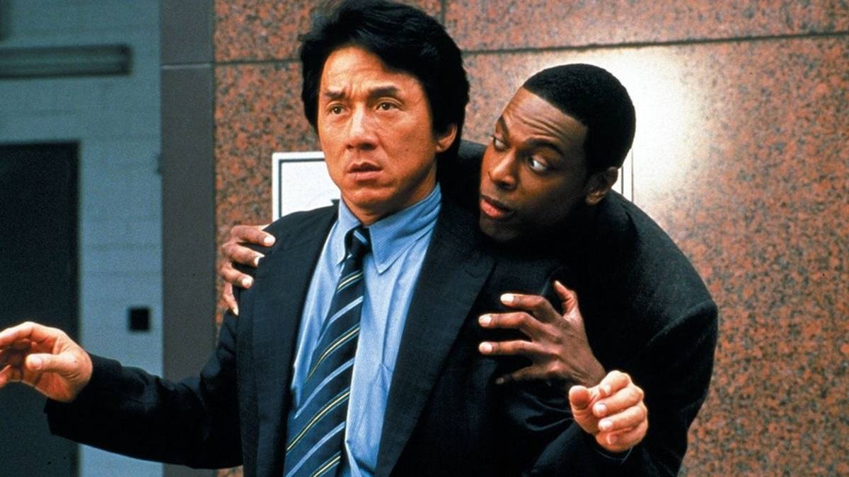 Chris Tucker as Detective James Carter hiding behind Jackie Chan as Chief Inspector Lee in Rush Hour 2.