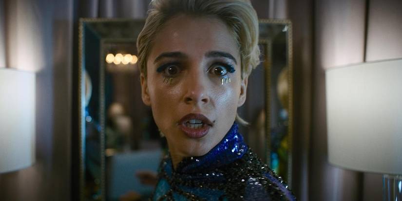 Naomi Scott como Skye Riley olhando com maquiagem intensa em 'Smile 2'