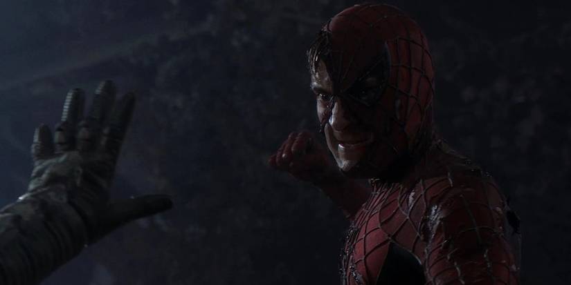 Spider-Man winding up a punch for Green Goblin in Spider-Man (2002)