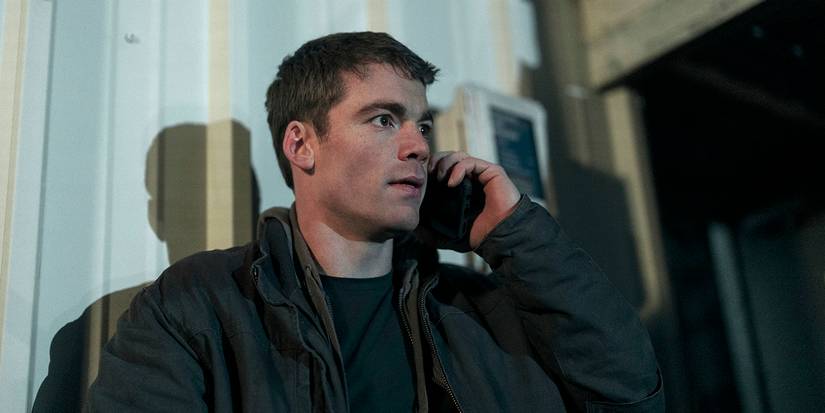 Gabriel Basso di telepon di The Night Agent Musim 2