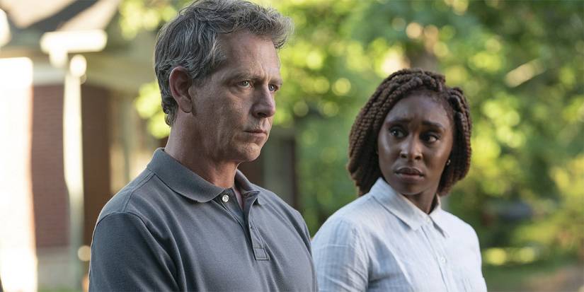 Bens Mendelsohns stāv blakus Kentijai Erivo, kura skatās uz viņu, kas viņu uztrauca.