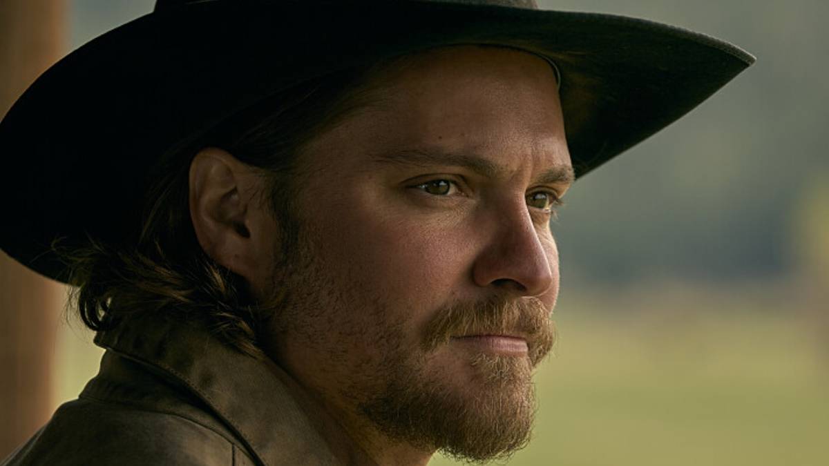 Luke Grimes as Kayce Dutton wearing a black cowboy hat on Yellowstone.