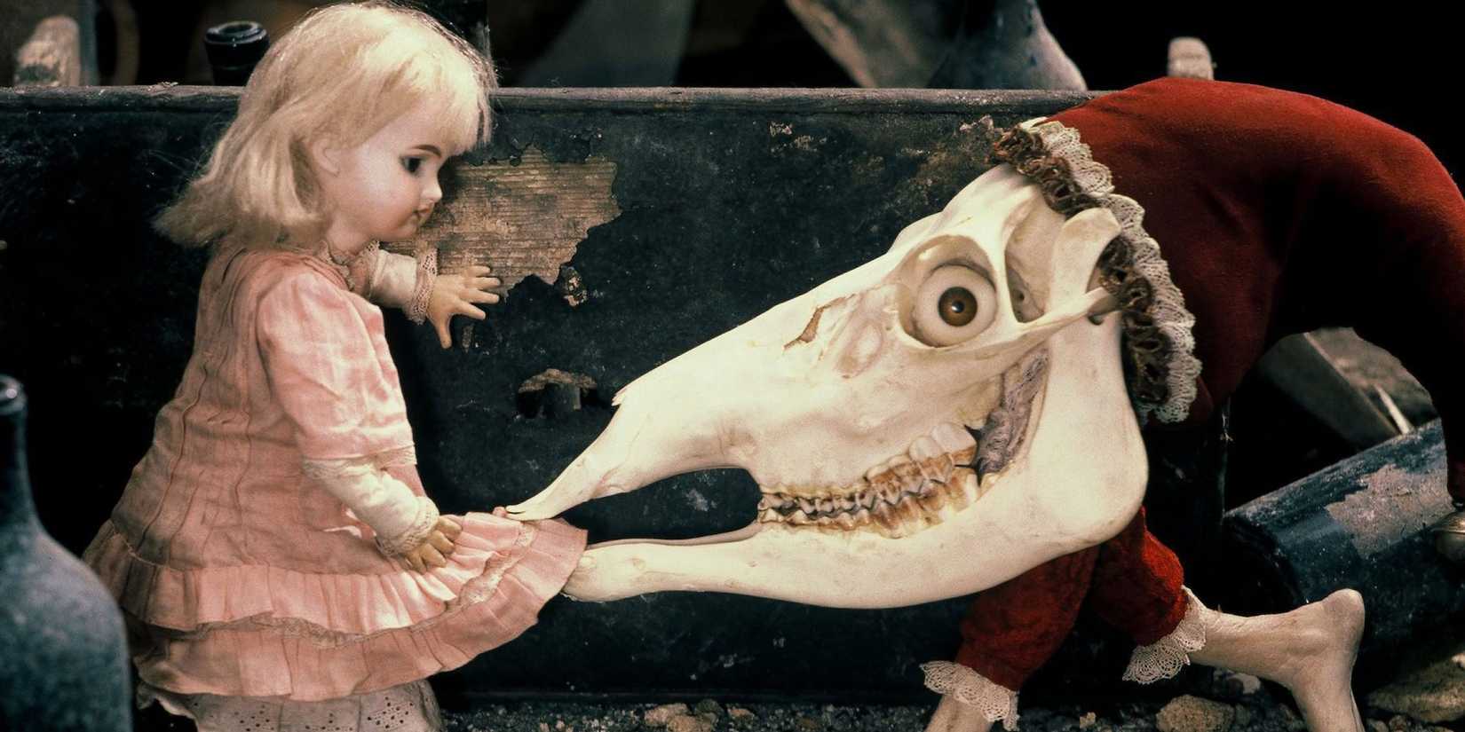 Uma boneca e um crânio em Alice 1988