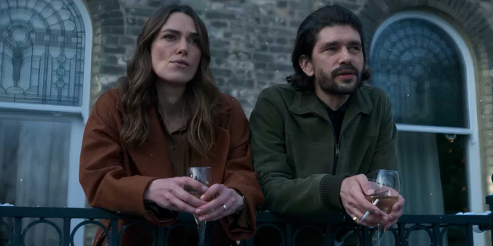 Helēna (Keira Knightley) un Sam (Ben Whishaw), kas kopā stāvēja, dzerot vīnu melnos balodos.