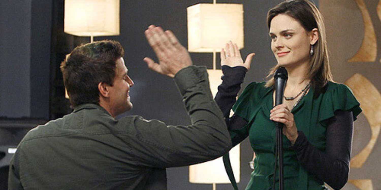 David Boreanaz and Emily Deschanel high fiving in Bones episode The Wannabe in the Weeds.