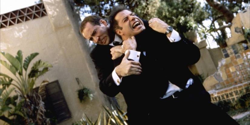 Nic Cage e John Travolta brigando no Face/Off.