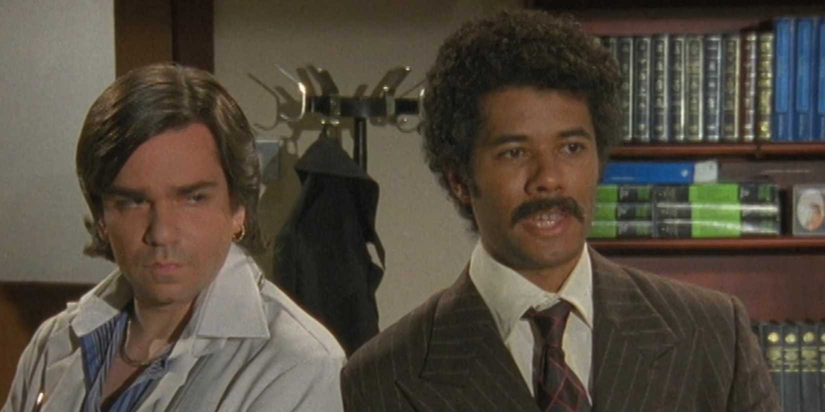 Matt Berry et Richard Ayoade dans Darkplace de Garth Marenghi.