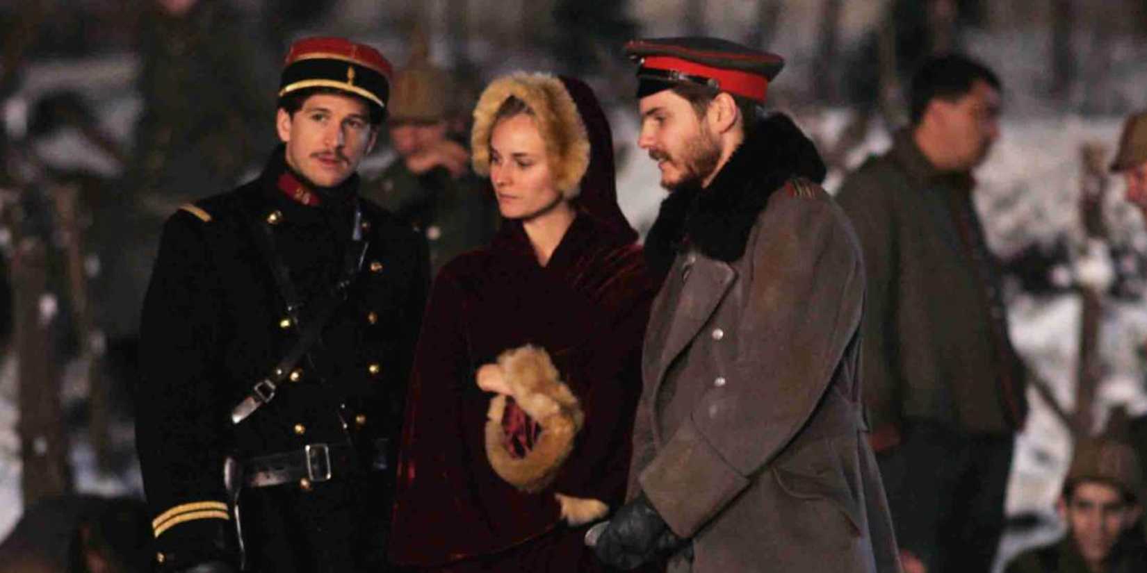 Benno Furmann, Diane Kruger, dan Daniel Bruhl dalam sebuah adegan dari Joyeux Noël (2005).