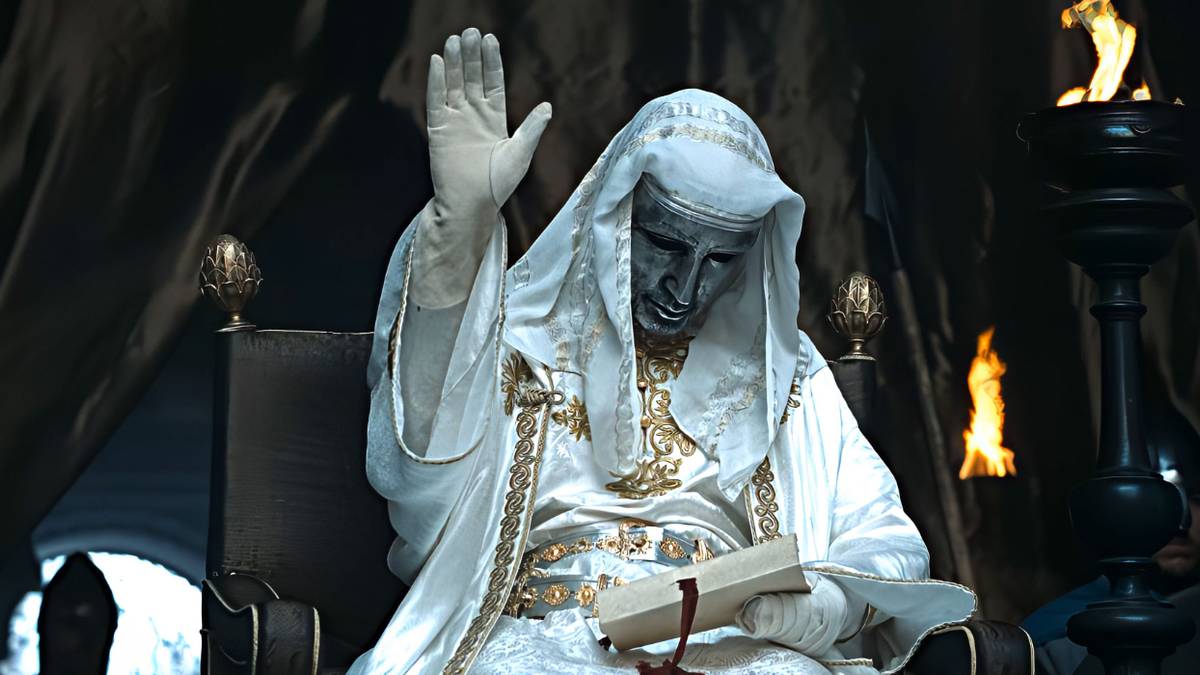 Edward Norton as Baldwin completely covered in white clothes and a silver face mask in Kingdom of Heaven.