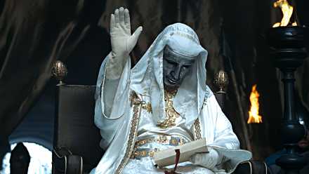 Edward Norton as Baldwin completely covered in white clothes and a silver face mask in Kingdom of Heaven.