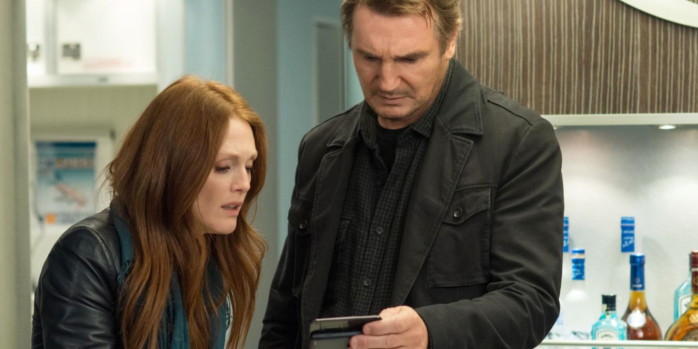 Bill Marks (Liam Neeson) and Jen Summers (Julianne Moore) with the culprit's phone in 'Non-Stop'.