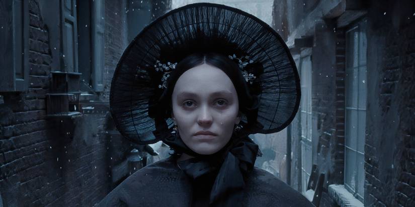 Lily-Rose Depp sebagai Ellen Hutter Melihat kamera di Nosferatu