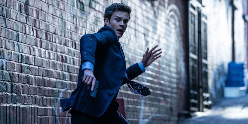 Nathan rolünde Jack Quaid "Natek" Novocaine'de bir sokaktan geçen Caine 