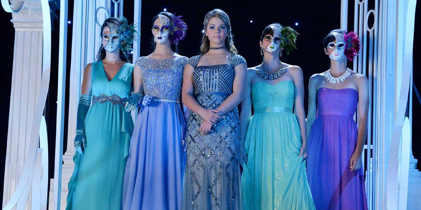 Piecu meiteņu klāsts bumbiņu halātos “Pretty Little Liars” 5. sezonā, 13. epizodē, "Kā “a” nozaga Ziemassvētki"