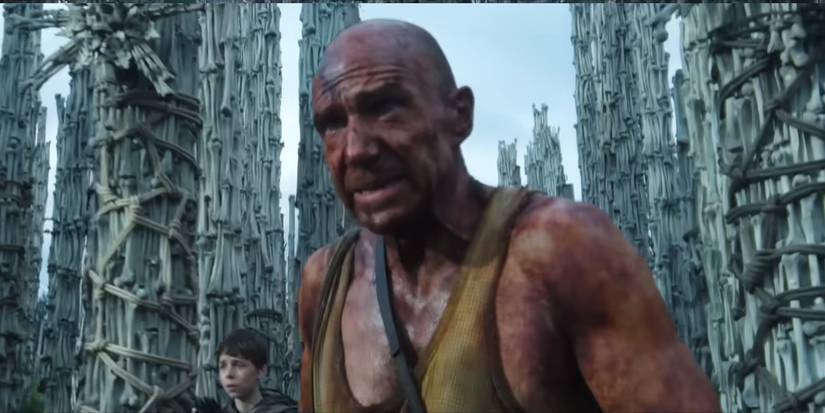 Ralph-Fiennes looking ahead and struggling in 28-Years-Later