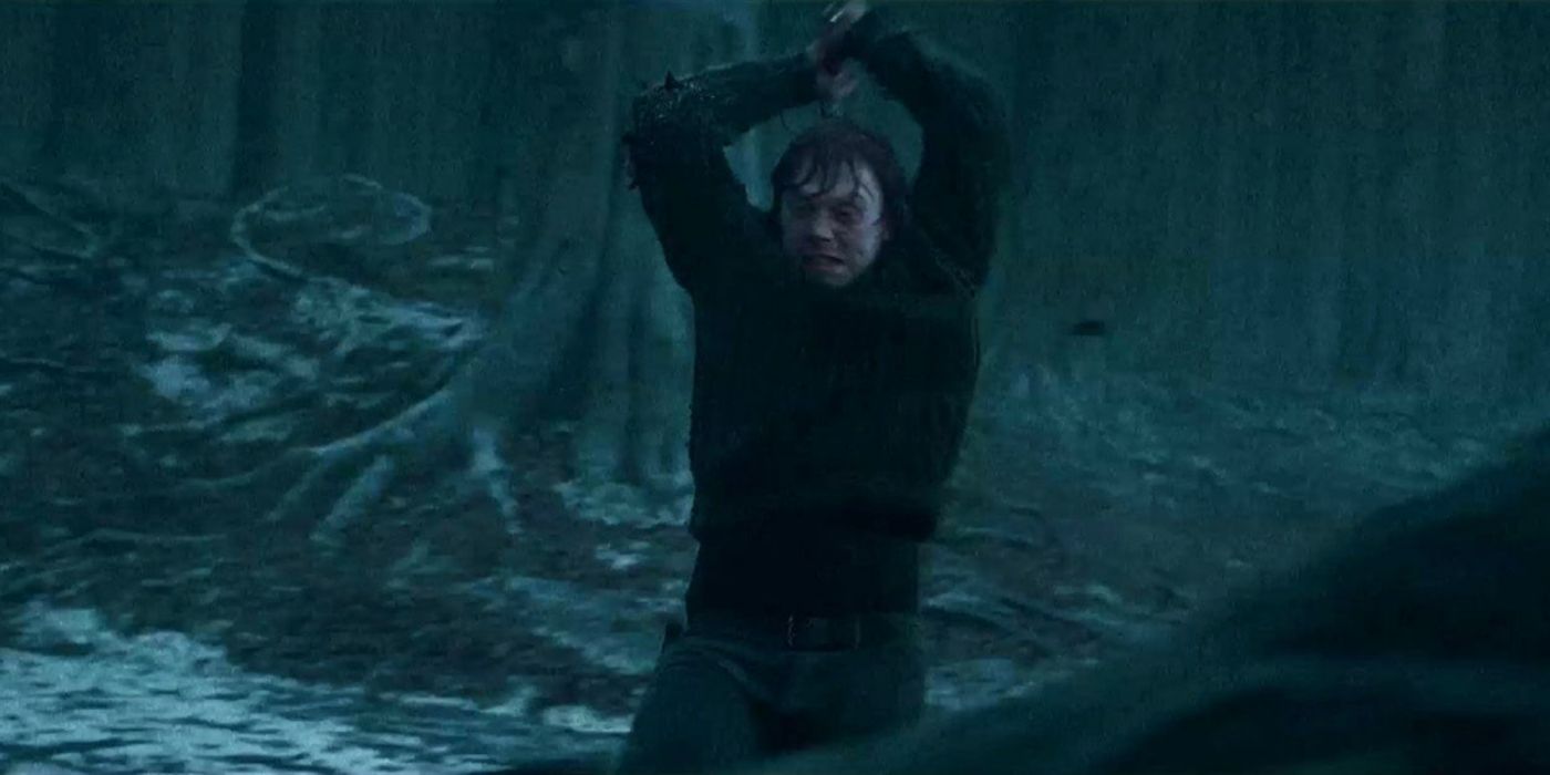Rony Weasley destruindo uma Horcrux em Harry Potter e as Relíquias da Morte