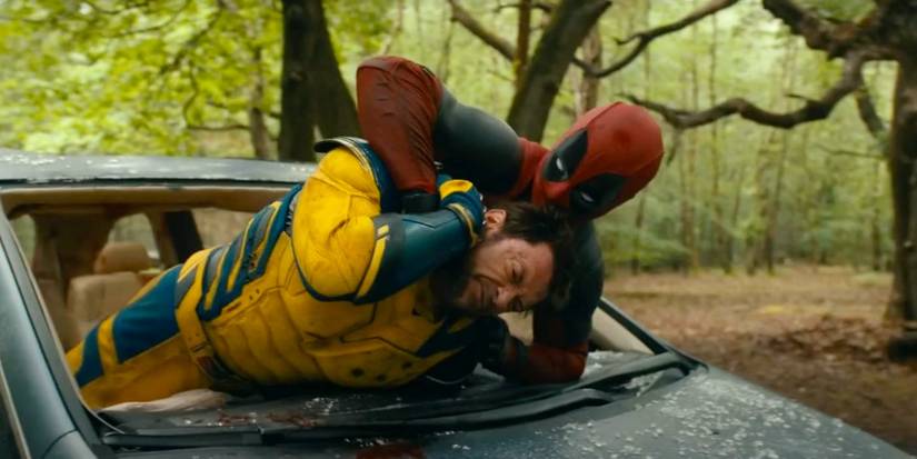 Deadpool mencekik Wolverine melalui kaca jendela mobil yang rusak di Deadpool & Wolverine. 