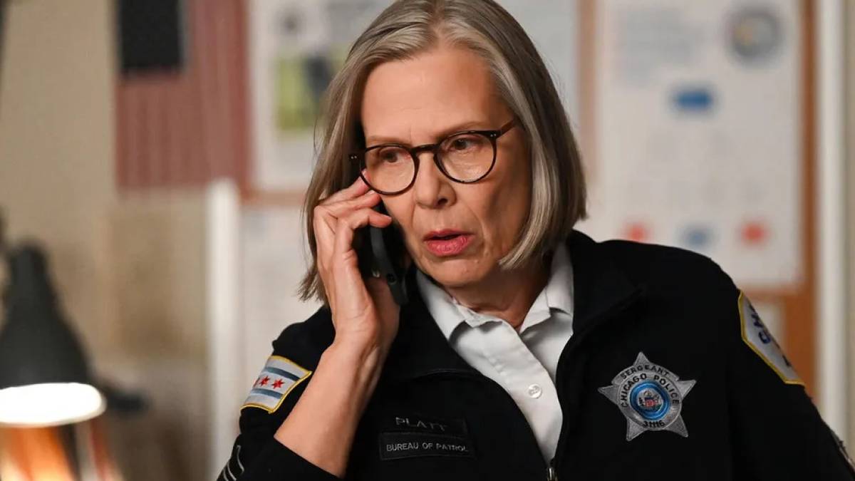 Sergeant Trudy Platt (Amy Morton) takes a call in 'Chicago P.D.'