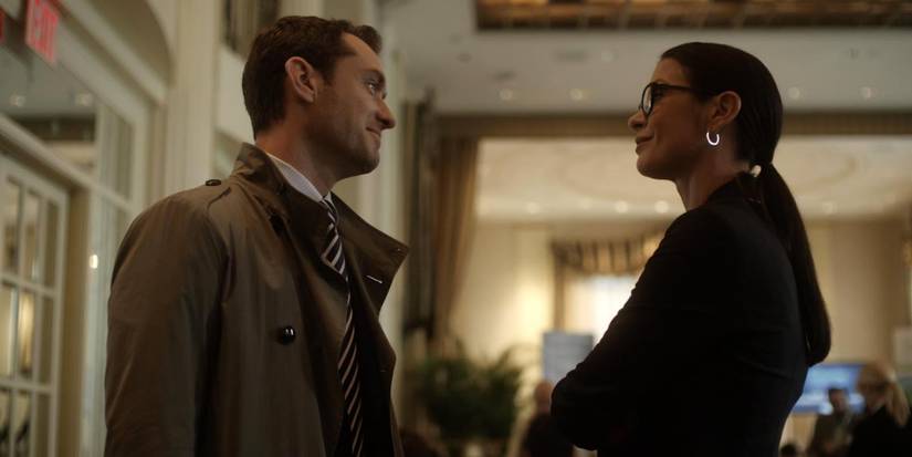 Jude Law and Catherine Zeta-Jones talking in 'Side Effects' (2013)