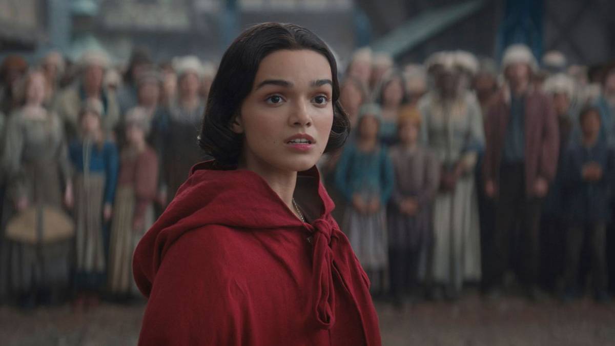 Rachel Zegler as Snow White wearing a red cape in Snow White (2025) 
