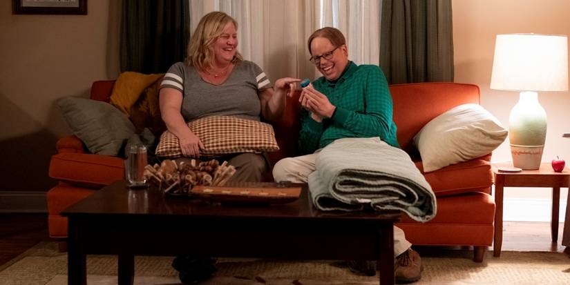 Bridget Everett as Sam laughing on the couch with Jeff Hiller as Joel in Season 3 of Somebody Somewhere