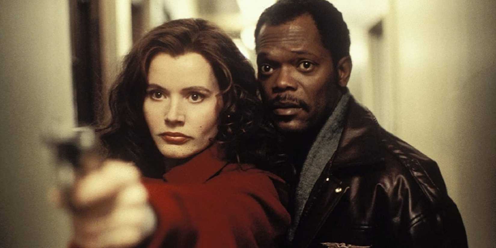 Geena Davis dan Samuel L. Jackson mengarahkan pistol di The Long Kiss Goodnight 