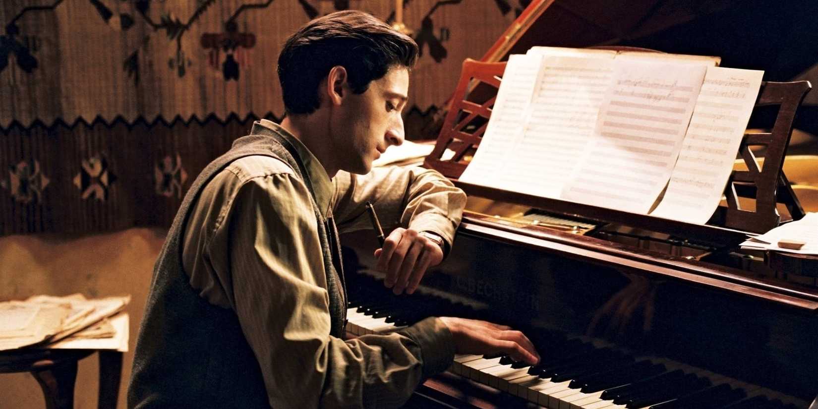 Adam Brody as Wladyslaw playing the piano in The Pianist